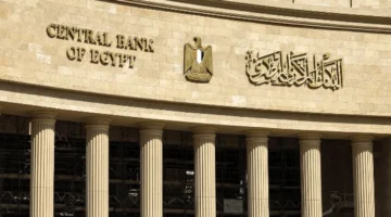 ثبات سعر الدولار.. خبير اقتصادي يحلل تأثير خفض الفائدة على استقرار الأسواق المصرفية